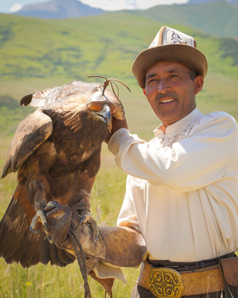 Aiglier kirghize dans la région d'Issyk Kul