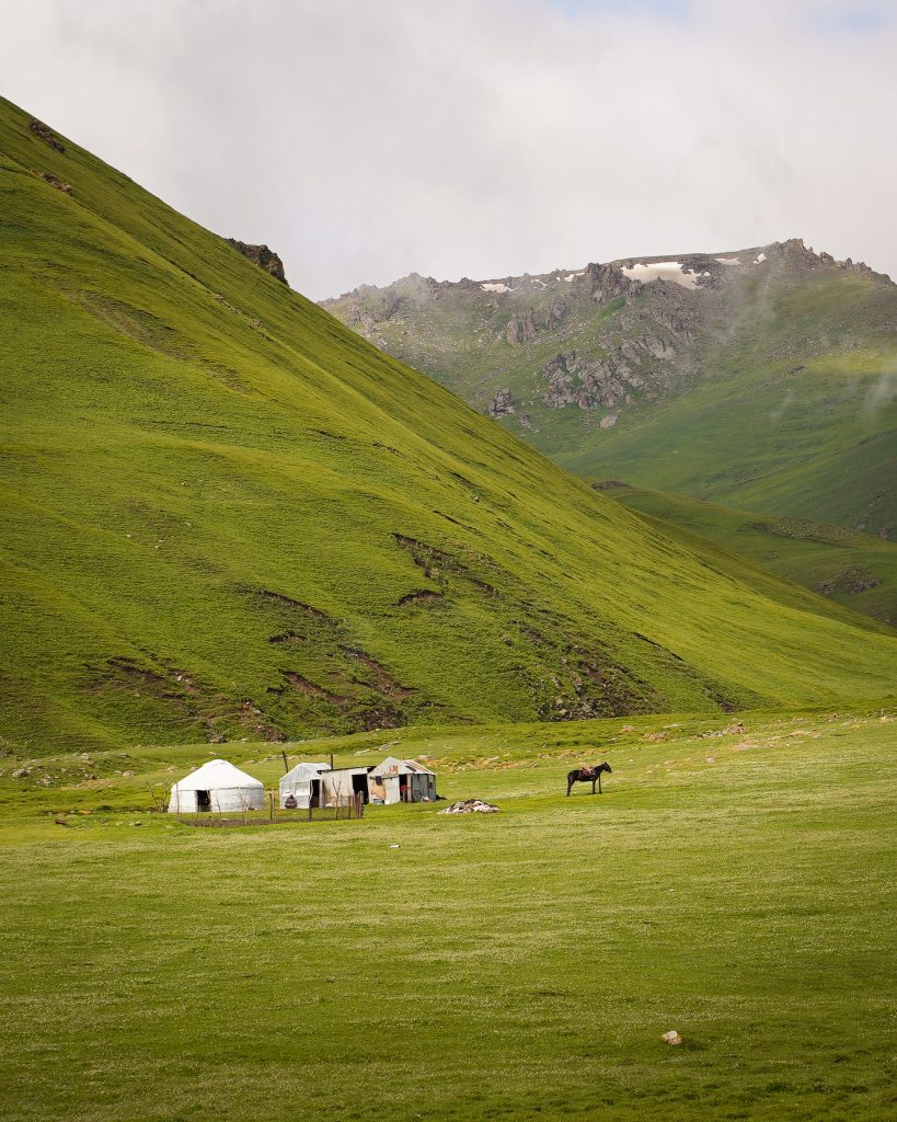 Camp de yourtes en montagne