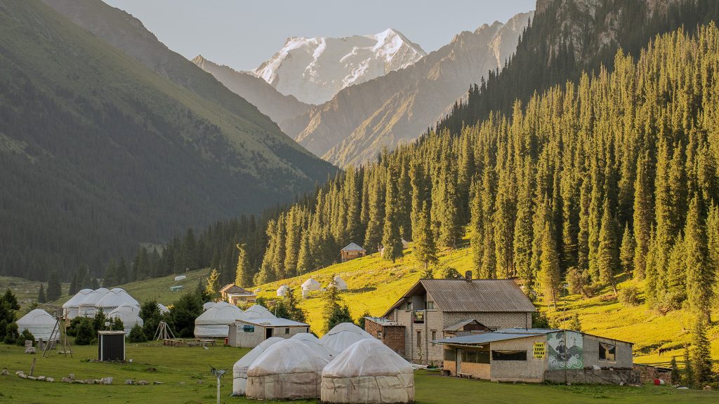 Camp de yourtes dans la vallée d'Altyn Arashan