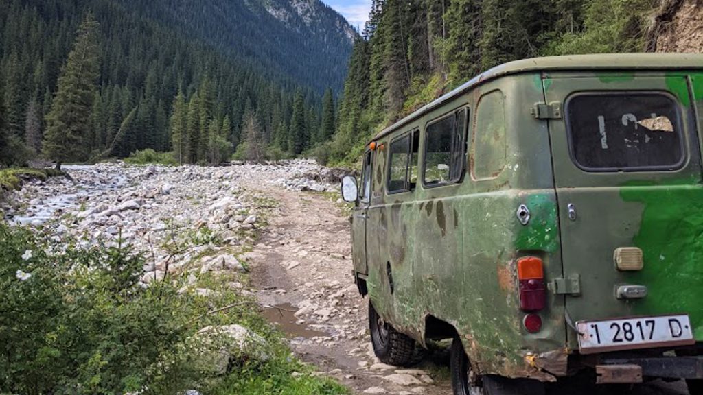 Fourgon soviétique dans la vallée de Karakol